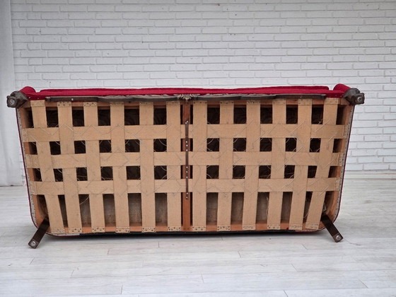 Image 1 of Dänisches 3-Sitzer-Sofa aus den 1950er Jahren, roter und hellgrauer Möbelwollbezug, geschnitztes Eichenholz.