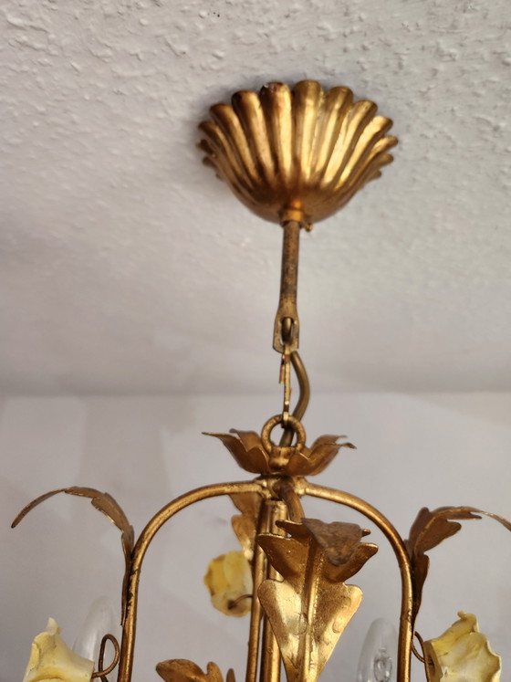 Lampe de plafond florentine ancienne, dorée et forgée à la main, ornée de roses en porcelaine, Italie (photo 10 of 14)