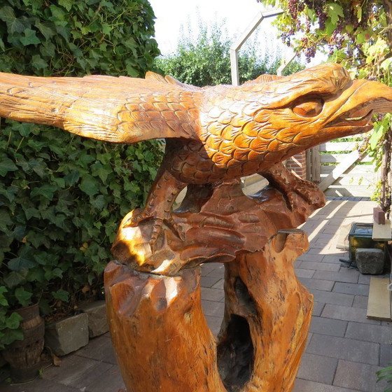 Image 1 of Magnifique grand oiseau de proie en bois massif sur un tronc d'arbre