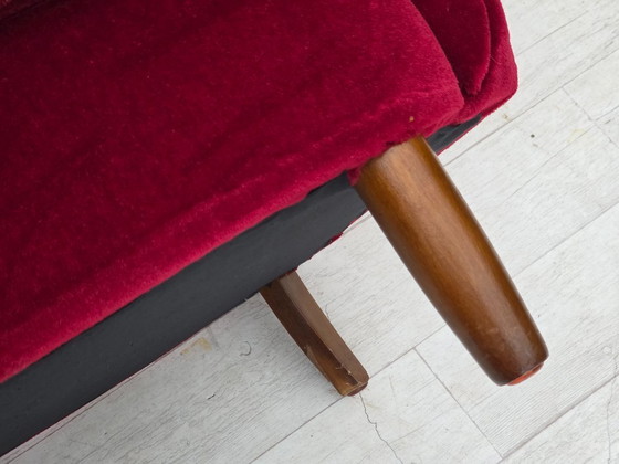 Image 1 of Fauteuil danois des années 60, velours d'ameublement rouge cerise, pieds en bois de hêtre.