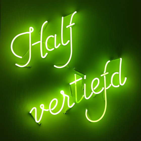 Neonkunst: Halb verliebt, halb vertieft, Wandleuchten, Holz, Glas, Gelb (Foto 2 von 10)