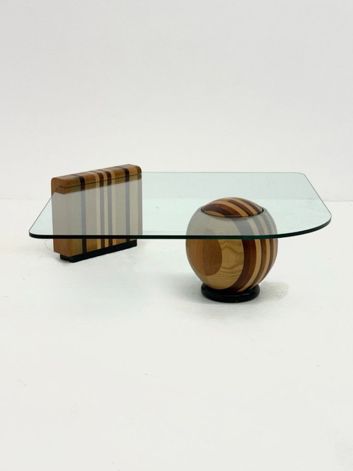 Skulpturaler italienischer Couchtisch mit geometrischem Holzsockel