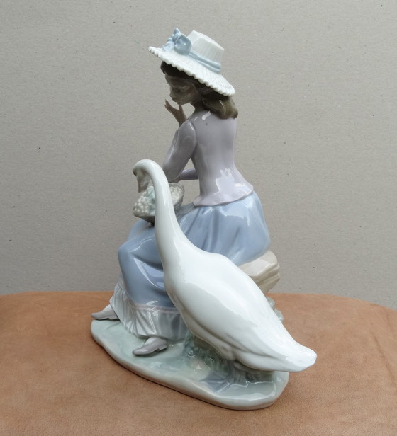 Image 1 of Meisje met een eend, Lladro, Meisje met een witte eend, Jong meisje met een eend