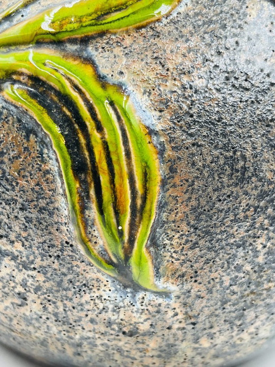 Image 1 of Grande vaso vintage con rilievi floreali.