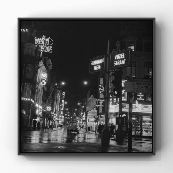 Image 1 of Ámsterdam de noche: Reguliersbreestraat vista desde Muntplein, 1961