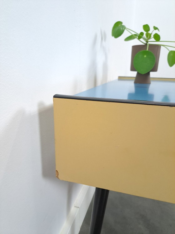 Image 1 of Jaren 50 ladekastje met blauw blad en zwarte poten vintage