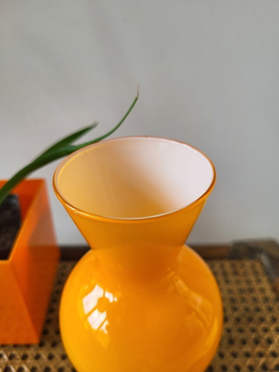 Image 1 of Vintage opaline glazen vaas, oranje, Mid century, Italy, jaren 1960