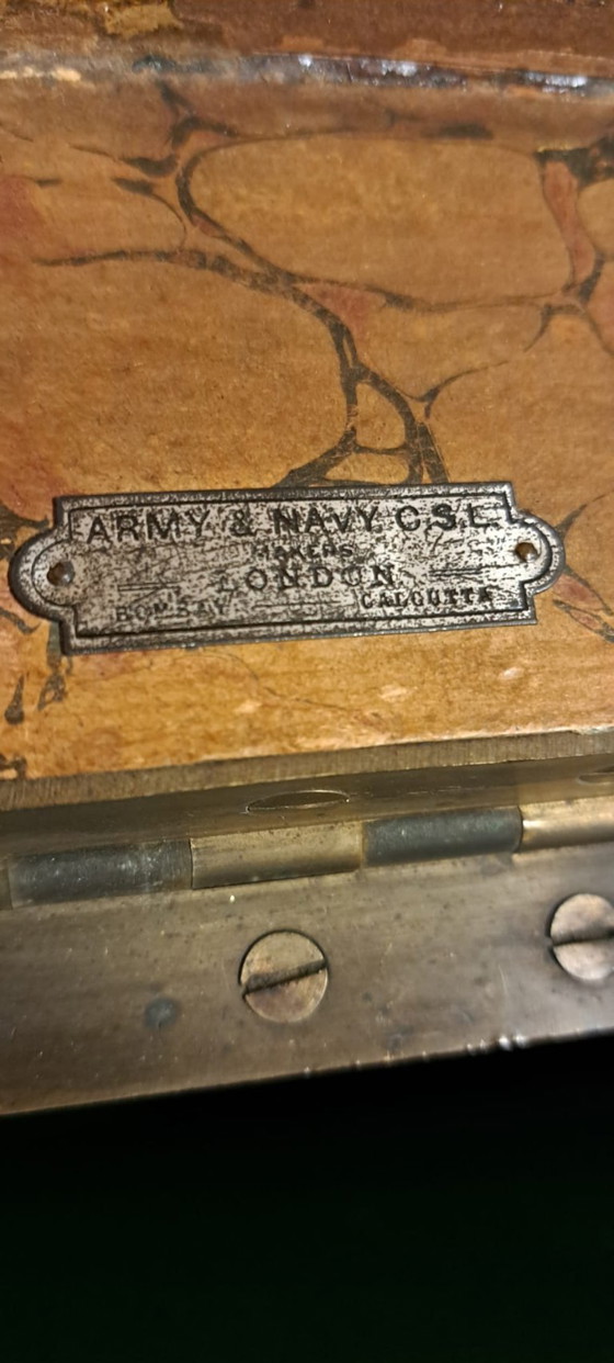 Image 1 of Antike Reisekiste der Armee und Marine aus London | ca. 1900