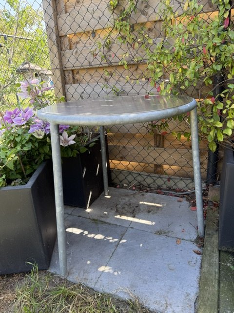 Table de jardin ronde fabriquée à partir de matériaux d'avions recyclés | Ø 70 cm | Hauteur 70 cm
