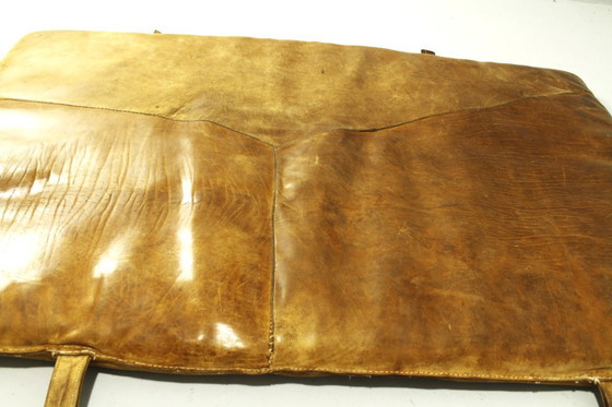 Image 1 of Colchoneta de gimnasio de cuero, década de 1930 III