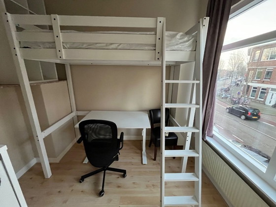 Image 1 of Cama alta de madera blanca para una persona