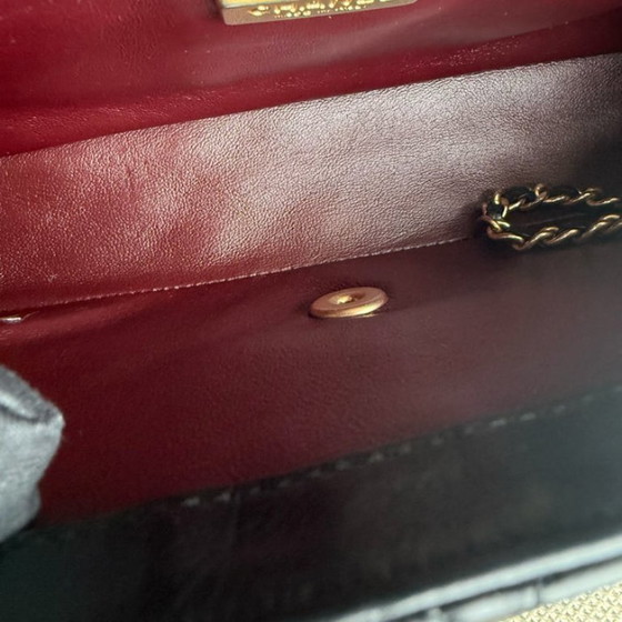 Image 1 of Borsa Chanel Classic Flap Seasonal Medium - Rock The Corner in pelle di vitello trapuntata nera con finiture dorate, serie 24