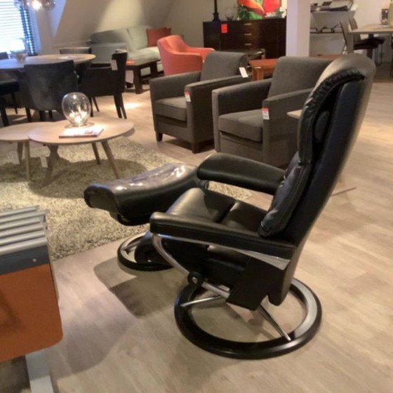 Image 1 of Sillón reclinable Stressless View con otomana