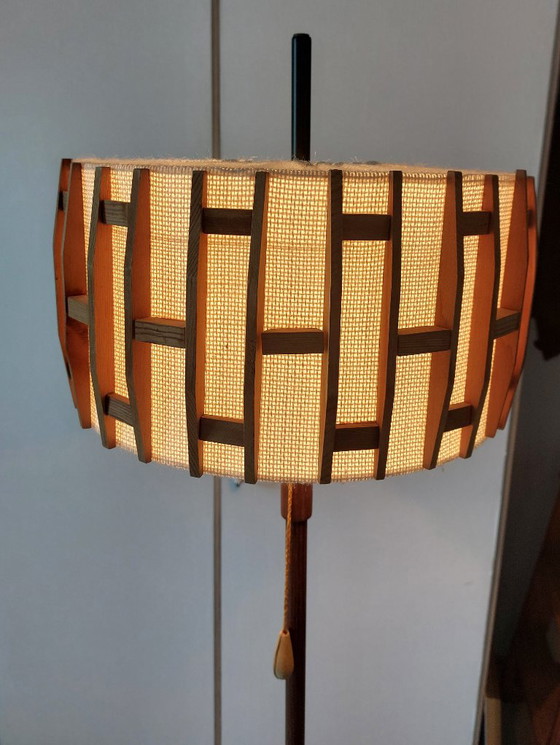 Piccola e rara lampada da terra Temde, anni '60, elementi in legno, paralume in tessuto, vintage (photo 7 of 7)