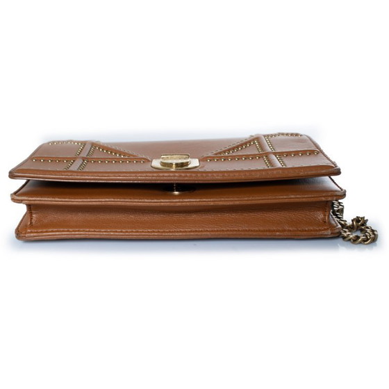 Image 1 of Bolso de hombro mini con cadena y tachuelas de Dior.