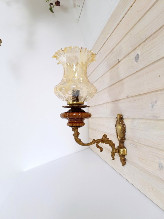 Image 1 of Vintage messing wandlamp met keramische toevoeging en amberkleurige kap / Joegoslavië, jaren 70