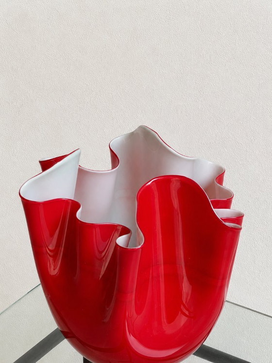 Image 1 of Grand vase Venini "Fazzoletto" en verre de Murano par Bianconi - Rosso Lattimo (2003)