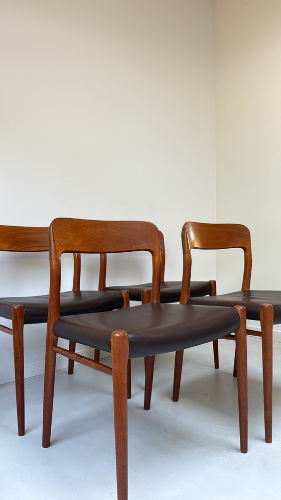 Image 1 of Vier Deense vintage teak houten design eetkamerstoelen Niels O. Møller