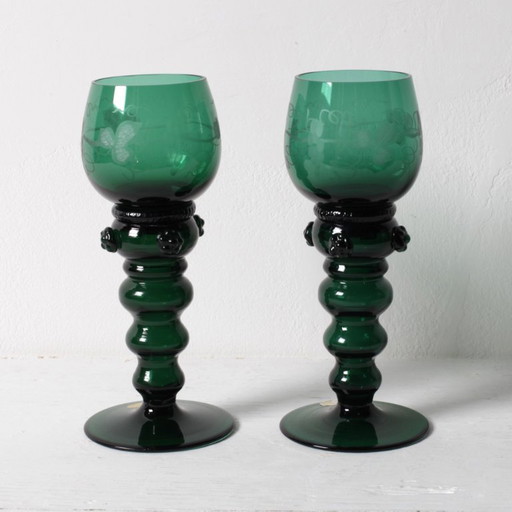 Set di 2 bicchieri da vino vintage in cristallo verde smeraldo con stelo e motivo a grappolo d'uva / Germania (photo 2 of 8)