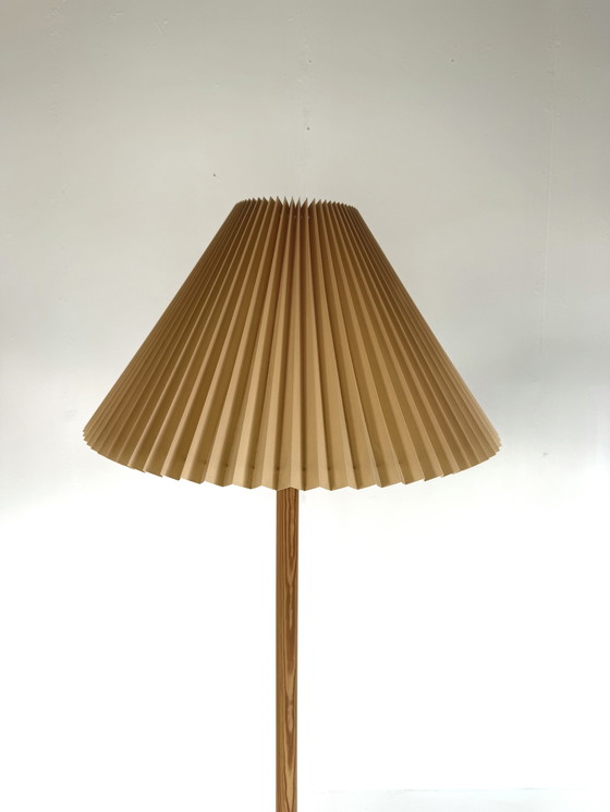 Image 1 of Lampadaire vintage avec abat-jour plissé années 70