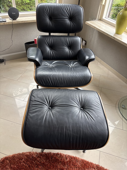 1 x Eames fauteuil met hocker