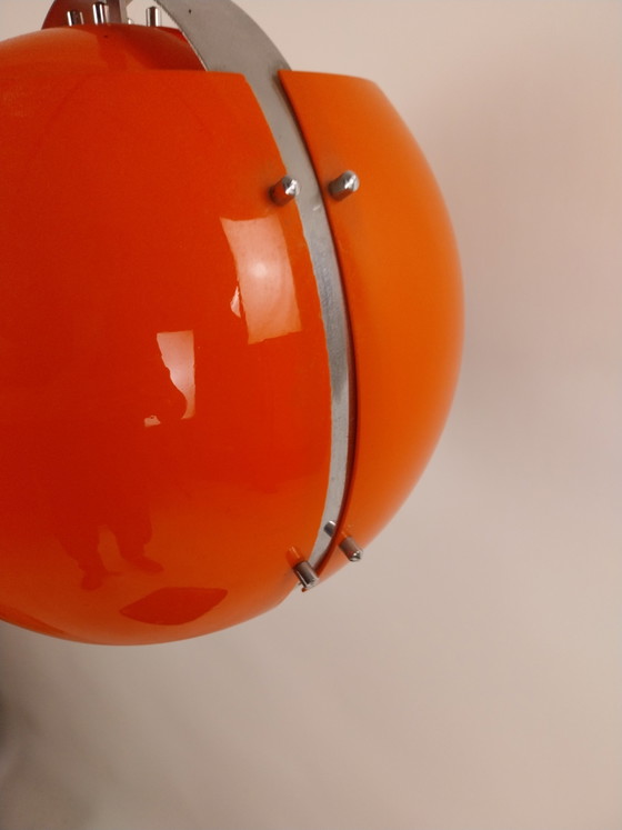 Image 1 of 1 lampada a sospensione in plastica arancione degli anni '70, disegnata da Harvey Guzzini per Meblo. Diametro 35 cm.