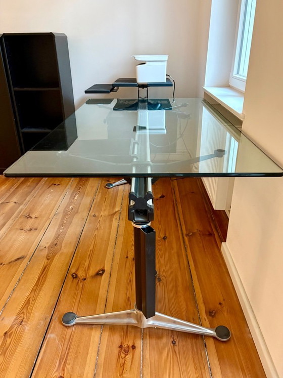 Image 1 of Mesa de cristal Herman Miller, diseñada por Bruce Burdick.