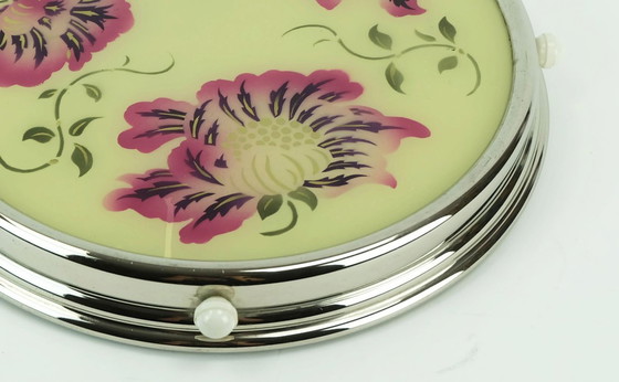 Image 1 of Plat à gâteau rotatif des années 1930, en verre chromé, orné de fleurs roses et violettes.