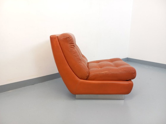 Image 1 of Vintage Roche Bobois-fauteuil in chroom en tegelkleurig leer uit de jaren 70.