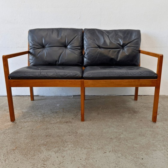 Image 1 of Zweisitzer-Sofa aus der Mitte des Jahrhunderts – Holz, Gurtband – schwarze Lederkissen