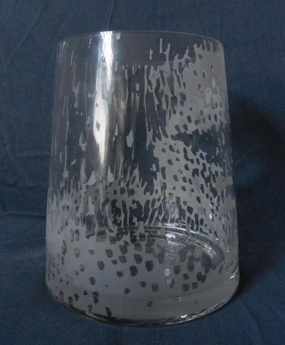 Glass vase portrait of Beatrix, designed by Lenneke Saraber for the Ministry of Justice in 2003. (photo 4 of 7)