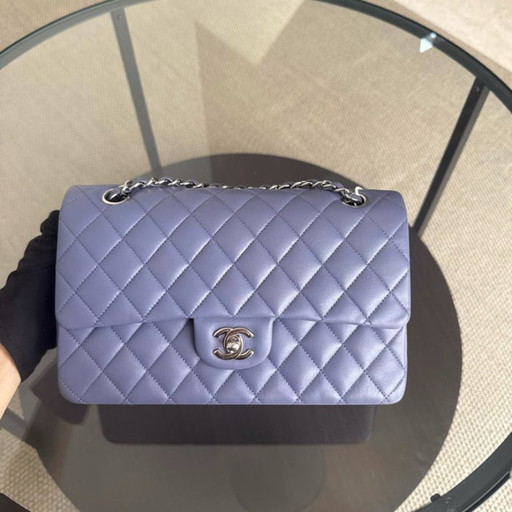 Borsa Chanel Classic Flap Medium - 25 cm in pelle di agnello trapuntata color lavanda con finiture argentate, serie 15