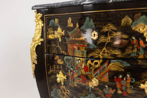 Image 1 of Commode sauteuse de style Louis XV en laque. Années 1950.