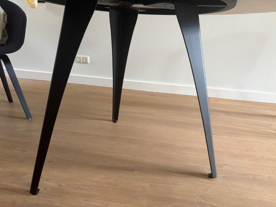 Tavolo da pranzo rotondo con piano effetto marmo e gambe nere, Table du sud, Tavoli da pranzo, Metallo, Altro (foto 5 di 5)