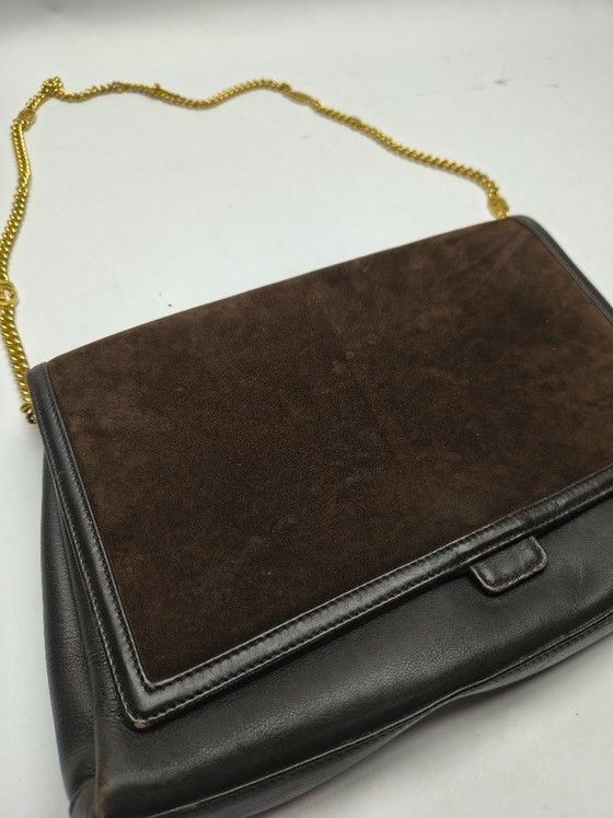 Image 1 of Rara borsa a tracolla vintage Gucci in pelle scamosciata e pelle con catena GG dorata e ciondolo con stemma – Made in Italy