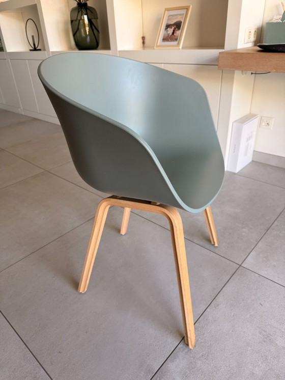 Image 1 of HayAAC22 stoel gelakt eiken onderstel Fall Green