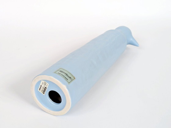 Image 1 of Keramische sculptuur van een blauwe pinguïn van IKEA, gemaakt door Katarina Brieditis, begin jaren 2000.