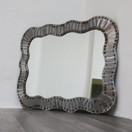 Image 1 of Specchio Da Parete Brutalist Borchiato In Metallo Anni 60 Design Modernariato