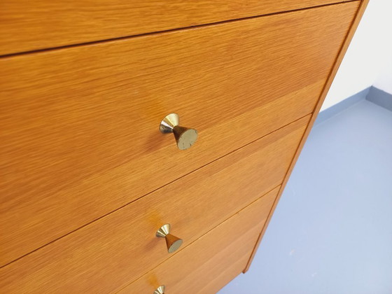 Image 1 of Vintage eikenhouten ladekast uit de jaren 60.