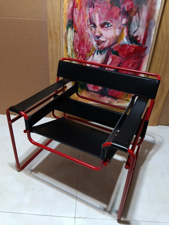 Image 1 of Bolso Knoll Wassily B3 rojo mate, nuevo-usado, en piel negra, de Marcel Breuer.