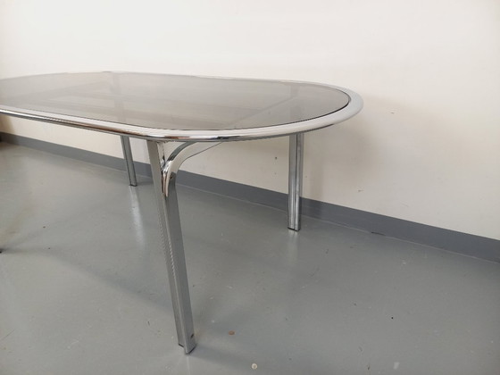 Image 1 of Vintage ovale eettafel van rookglas en verchroomd metaal, in Space Age-stijl uit de jaren 70.