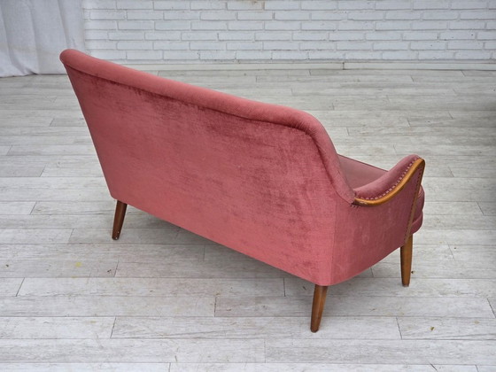 Image 1 of Schwedisches 2-Sitzer-Sofa aus den 1970er Jahren, rosa Möbelvelours, Buchenholz.