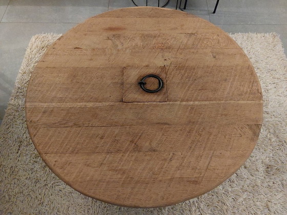 Unique Brutalist Coffee Table in Solid Oak - Wabi-Sabi/ Antique Threshing Wheel (110 cm) – Wood (photo 5 of 9)