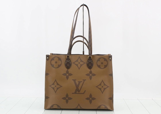 Monogram Giant Reverse OnTheGo GM 2-Weg Tote tas, Louis Vuitton, Tote tassen, Leer, Textiel, Beige (foto 2 van 15)