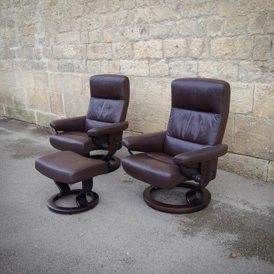 Image 1 of Paire de fauteuils et ottoman scandinaves en cuir Stressless par Ekornes, Norvège, 1970