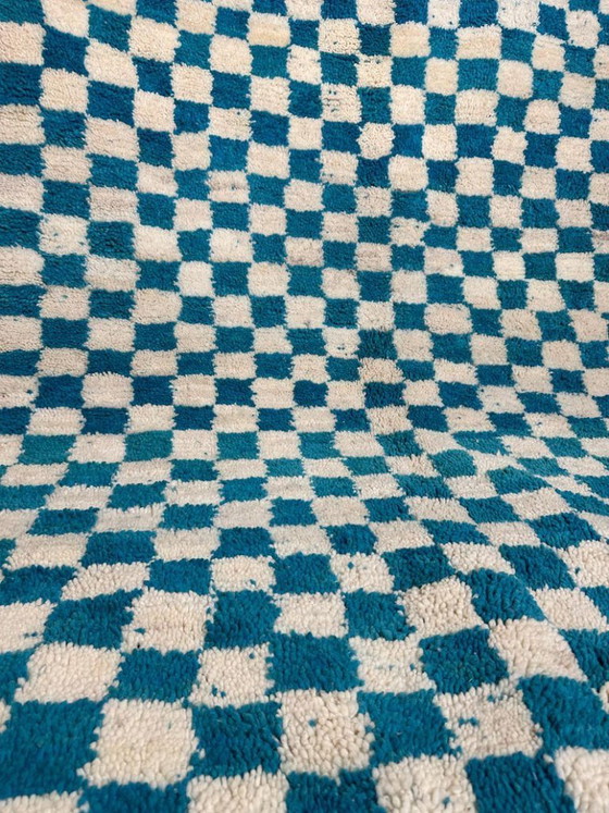 Image 1 of Tapis marocain moderne à carreaux bleus et crème 300 x 200 cm – Dimensions sur mesure
