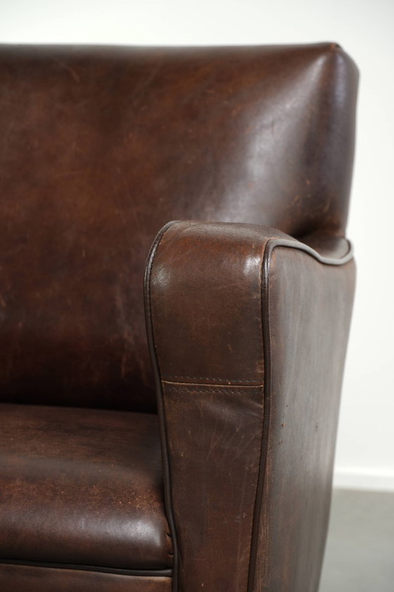 Stoere vintage schapenleren armchair met een mooi patina en een tijdloos Engels design in een subtiel (photo 10 of 12)