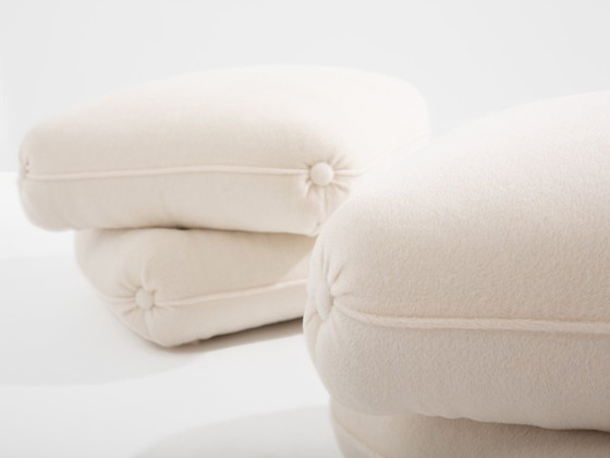 Image 1 of Jacques Charpentier per Maison Jansen coppia di pouf in alpaca bianca anni '70