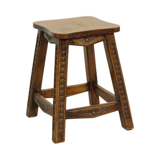 Charakteristischer Hocker aus Massivholz