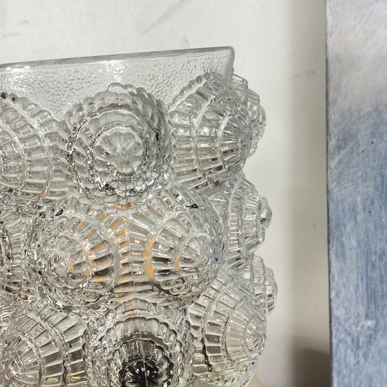 Antique globe table lamp in molded clear glass and brass base (photo 4 of 9)